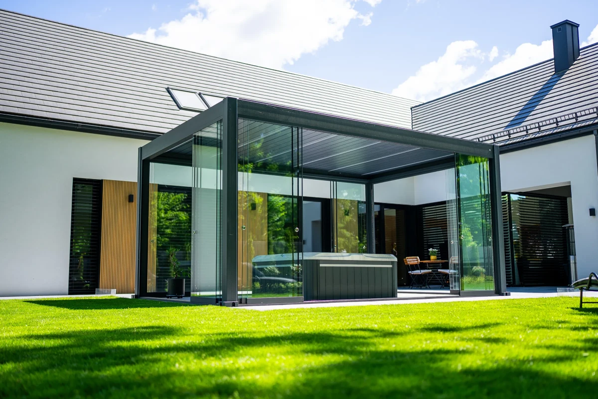 Pergola GRAND 6 × 4 m se zasklením u rodinného domu
