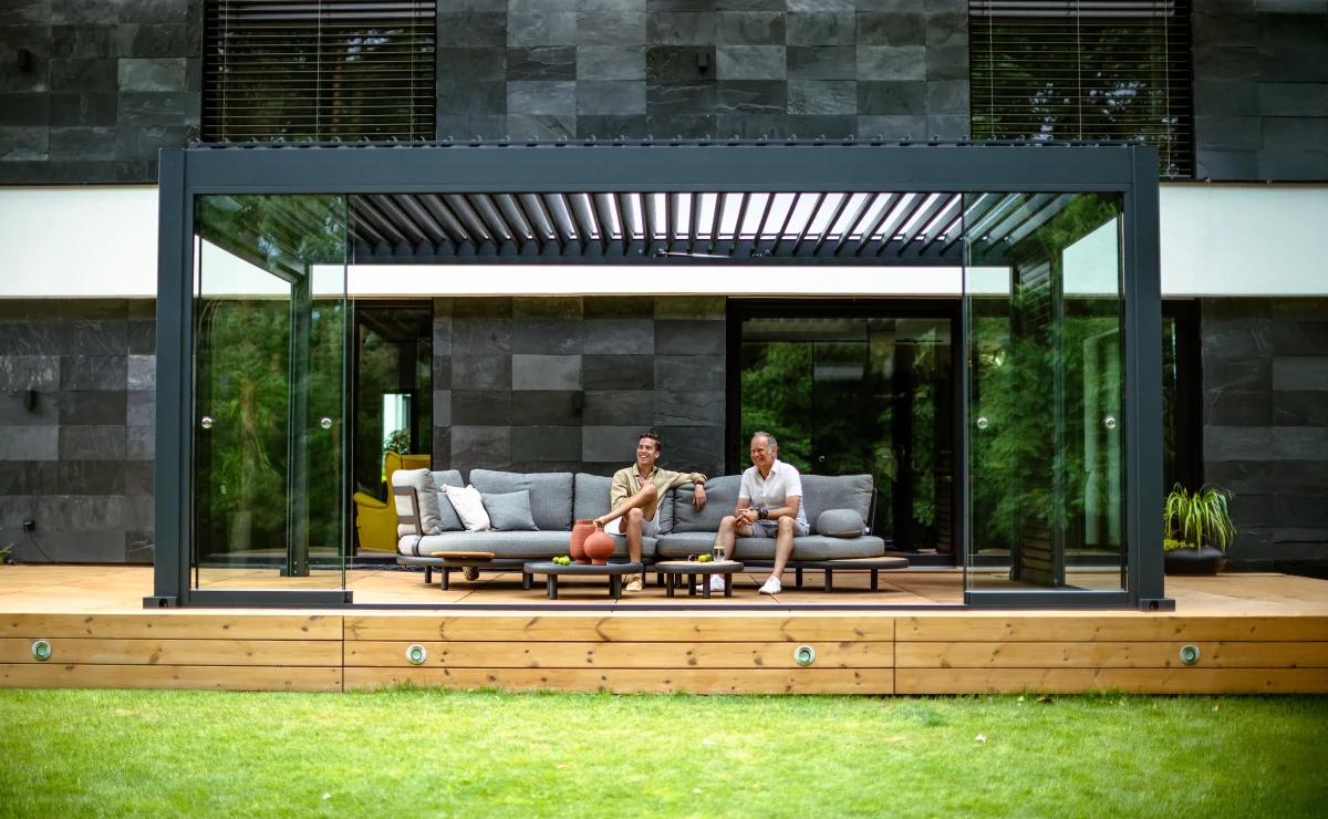 Pergola GRAND s posuvným zasklením a sedací soupravou