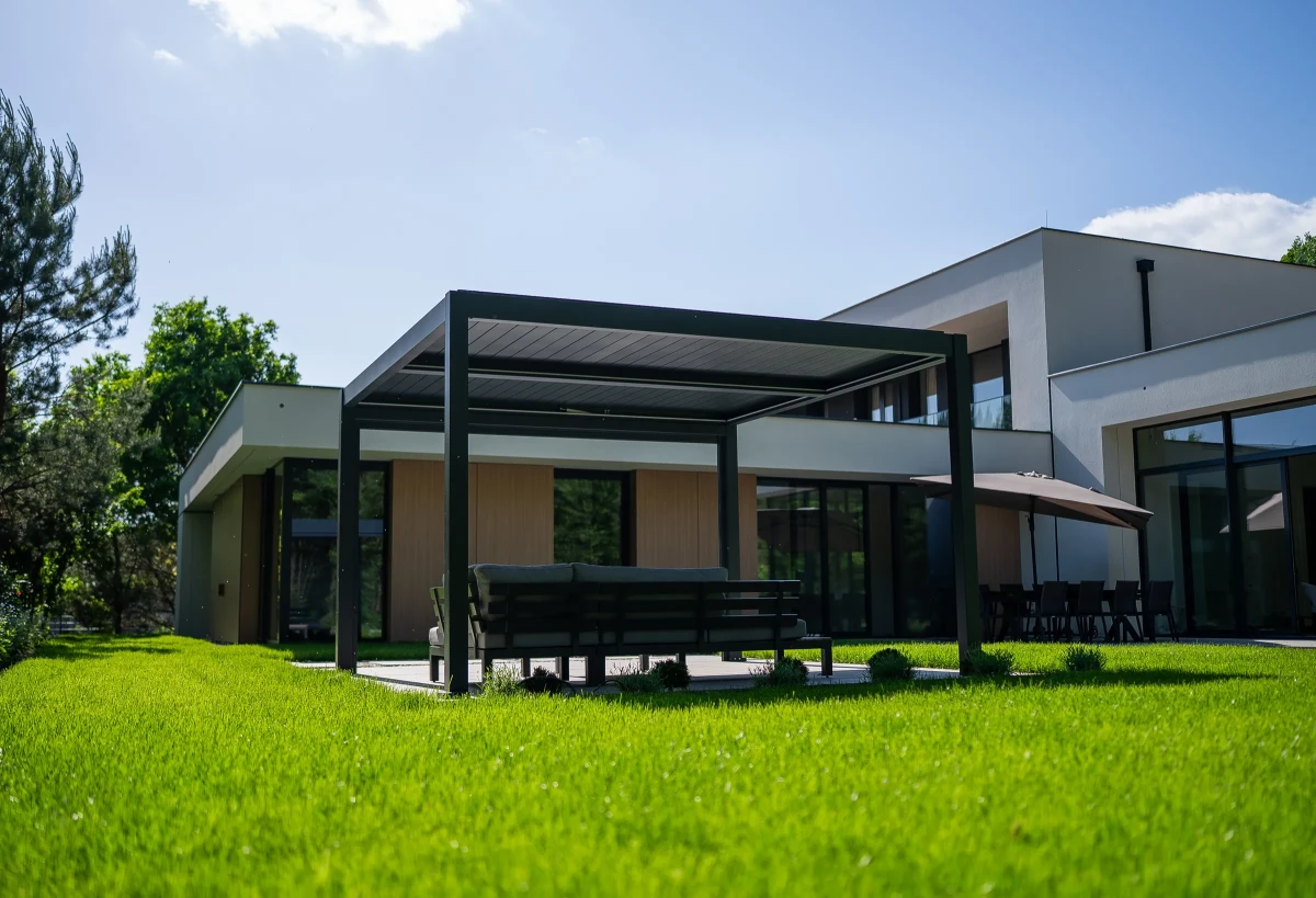 Pergola PRIME na zahradě u moderního domu ve Varšavě